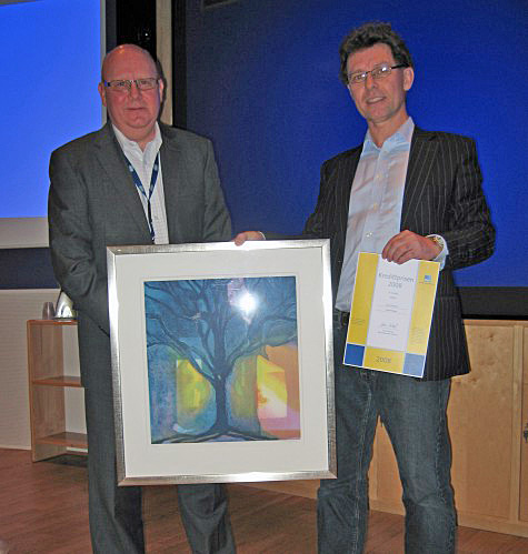 Foto; Tom G. Tollefsen Styreleder i Norsk Kredittforum (til venstre) overrekker Tom Ottesen Kredittpris for 2008.